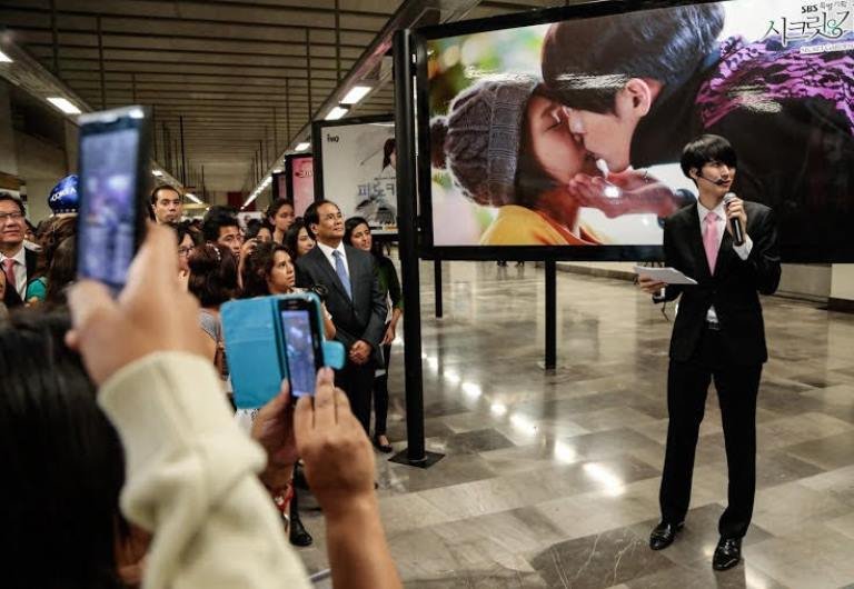 LA BELLEZA DE COREA A LA VISTA DE LOS METRONAUTAS CON EXPO FOTOGRÁFICA INSTALADA EN LA LÍNEA 12