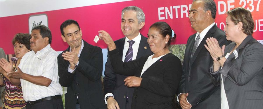 Entrega Jefe de Gobierno viviendas con tecnología sustentable para 237 familias