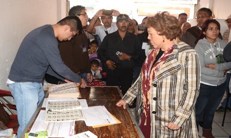 ALEJANDRA BARRIOS EMITE SU VOTO.