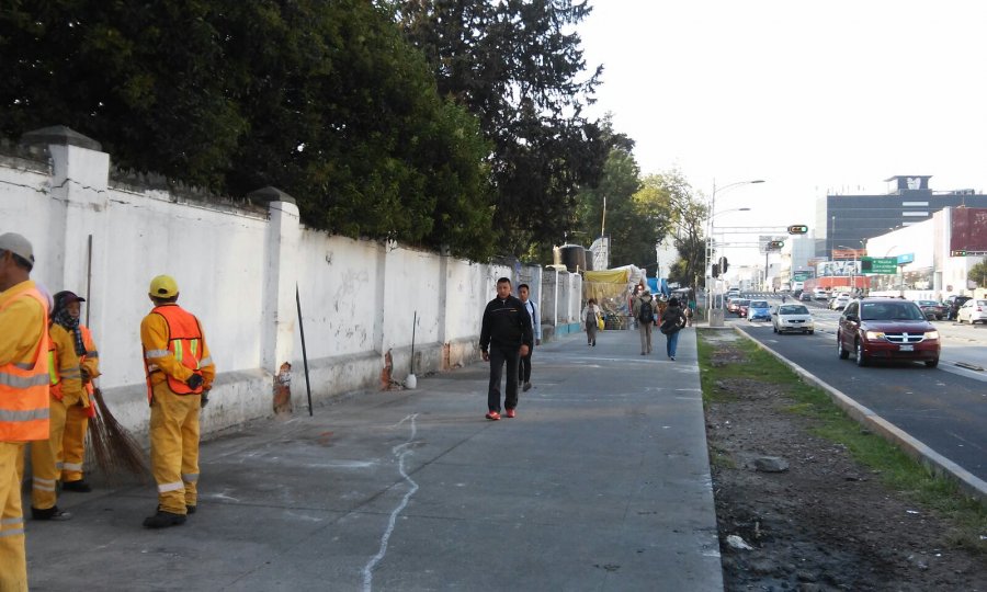 Se retiran comerciantes en vía pública del Panteón Francés