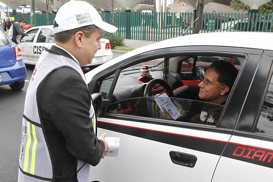Entrega Gobierno CDMX ejemplares del Nuevo Reglamento de Tránsito