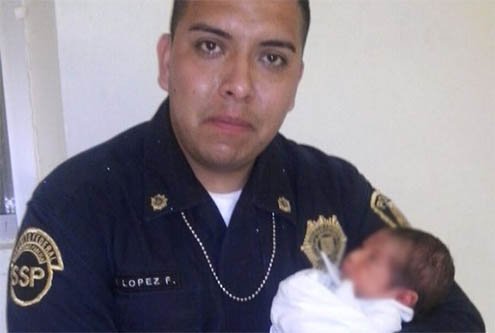 Auxilian elementos de la SSPDF a bebé abandonada en un parque de la delegación Miguel Hidalgo.