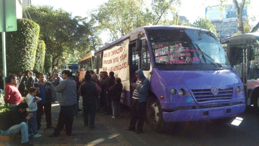 TRANSPORTISTAS BLOQUEAN LA CIRCULACIÓN FRENTE A SEMOVI