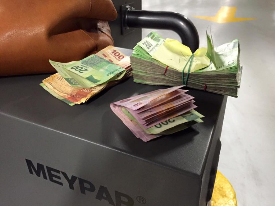 POLICIA ENCUENTRA Y DEVUELVE 42 MIL PESOS
