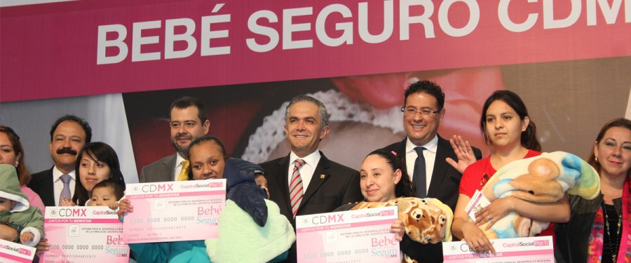 Encabeza Jefe de Gobierno entrega de dos mil tarjetas a€œBebé Seguroa€