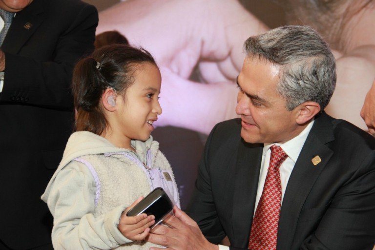 Encabeza Jefe de Gobierno entrega de auxiliares auditivos digitales