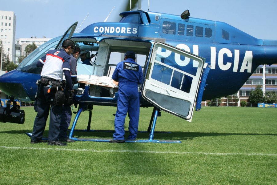 Helicóptero de Agrupamiento Cóndor de la SSPDF traslada a sujeto que resulto herido al caerle encima montacargas.