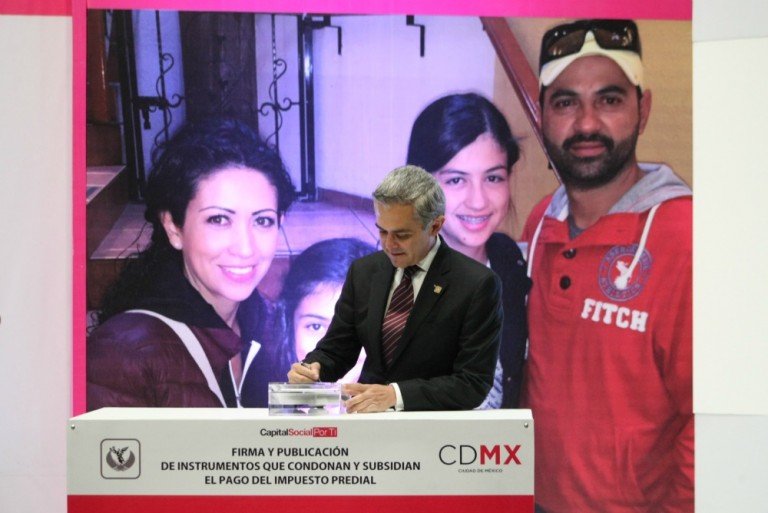 Firma Jefe de Gobierno resolución que condona y subsidia pago del predial
