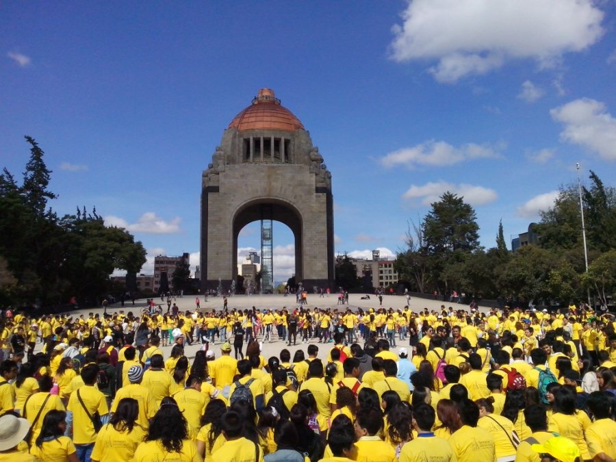 Forman Sedesa y Livestrong México Pulsera Humana contra el cáncer en la CDMX
