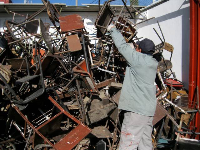 RETIRAN MOBILIARIO INSERVIBLE DE SECUNDARIAS