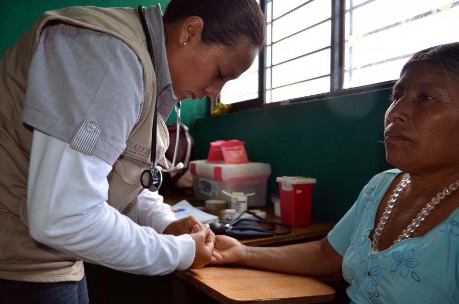 Refuerzan estrategias para evitar que poblaciones indígenas abandonen tratamientos médicos