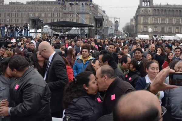 Contraen matrimonio mil 690 parejas en el Día del Amor