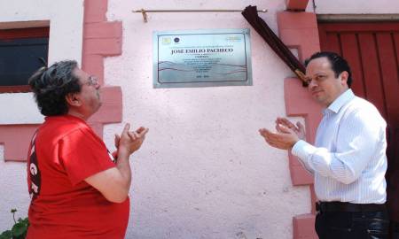 DEVELAN PLACA EN HONOR A JOSÃ‰ EMILIO PACHECO EN AZCAPOTZALCO