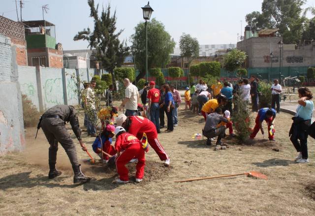 REFORESTAN PARQUE AZCAPOTZALCO Y EMBAJADA DE VENEZUELA