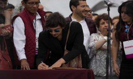 Vocalista de Zoé firma el acuerdo de AMLO