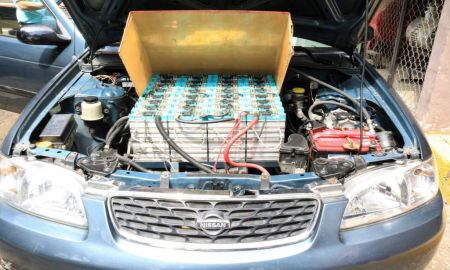 Académico del IPN convierte automóvil de gasolina a 100 % eléctrico